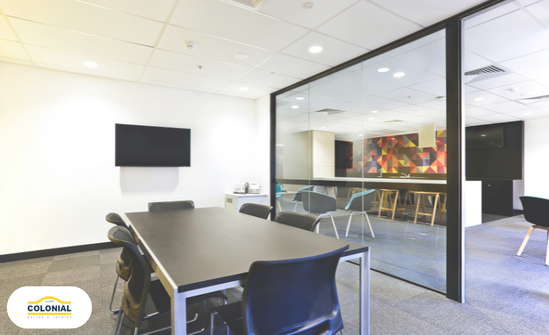 Portas Especiais para Ambientes Corporativos: Funcionalidade, Estética e Acústica