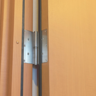 Como a Escolha das Ferragens Influencia a Durabilidade das Portas de Madeira