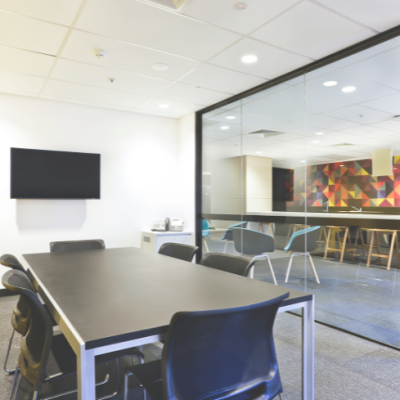 Portas Especiais para Ambientes Corporativos: Funcionalidade, Estética e Acústica